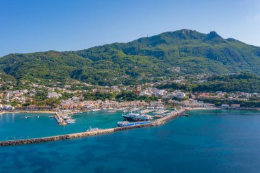 Ischia, İtalya, 23 Mayıs 2022: İtalya 'nın Ischia adasındaki Casamicciola Terme marinasının havadan görünüşü.