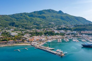 Ischia, İtalya, 23 Mayıs 2022: İtalya 'nın Ischia adasındaki Casamicciola Terme marinasının havadan görünüşü.