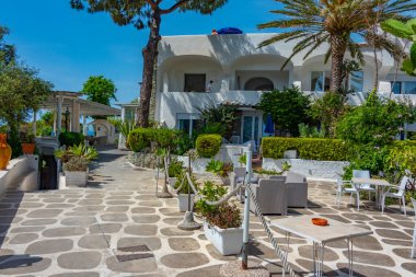 Ischia, İtalya, 23 Mayıs 2022: İtalya 'nın Ischia adasındaki Giardini Raavino bahçelerine bitişik bir otel..