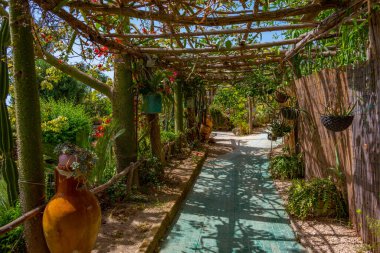 Ischia, İtalya, 23 Mayıs 2022: İtalya 'nın Ischia adasındaki Giardini Raavino bahçelerine bitişik bir otel..