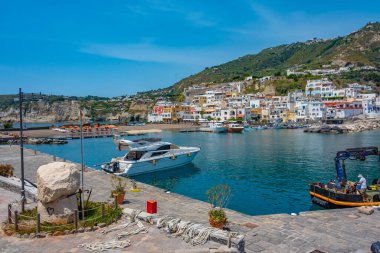Ischia, İtalya, 23 Mayıs 2022: İtalya 'nın Ischia adasındaki Sant' Angelo kasabasında tekneler demirliyor.