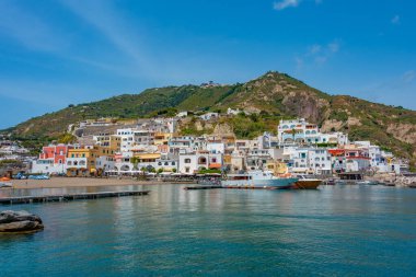 Ischia, İtalya, 23 Mayıs 2022: İtalya 'nın Ischia adasındaki Sant' Angelo kasabasında tekneler demirliyor.