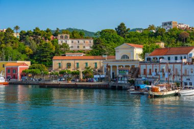 Ischia, İtalya, 23 Mayıs 2022: İtalya 'nın Ischia adasındaki Porto d' Ischia kasabasında bulunan balıkçı tekneleri.