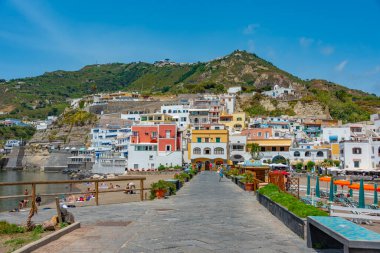 Ischia, İtalya, 23 Mayıs 2022: Ischia Adası 'ndaki Sant' Angelo kasabasında güneşli bir gün.