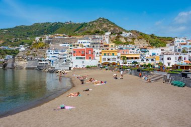 Ischia, İtalya, 23 Mayıs 2022: Ischia Adası 'ndaki Sant' Angelo kasabasında güneşli bir gün.