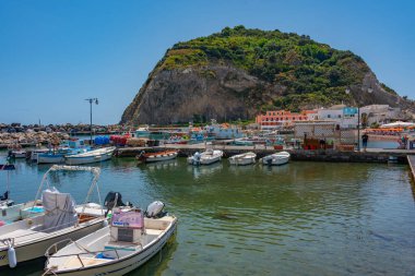 Ischia, İtalya, 23 Mayıs 2022: İtalya 'nın Ischia adasındaki Sant' Angelo kasabasında tekneler demirliyor.