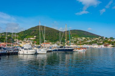 Ischia, İtalya, 23 Mayıs 2022: İtalya 'nın Ischia adasındaki Porto d' Ischia kasabasında bulunan balıkçı tekneleri.