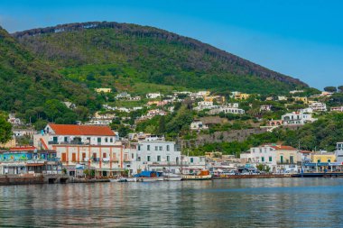 Ischia, İtalya, 23 Mayıs 2022: İtalya 'nın Ischia adasındaki Porto d' Ischia kasabasında bulunan balıkçı tekneleri.