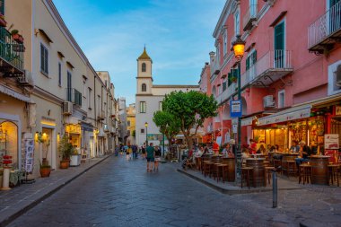 Ischia, İtalya, 22 Mayıs 2022: İtalya 'nın Ischia adasındaki Porto d' Ischia şehrinin renkli bir caddesinin görüntüsü .