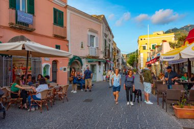 Ischia, İtalya, 22 Mayıs 2022: İtalya 'nın Ischia adasındaki Forio şehrinin renkli bir caddesinin görüntüsü .