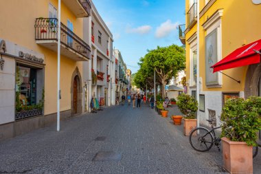 Ischia, İtalya, 22 Mayıs 2022: İtalya 'nın Ischia adasındaki Forio şehrinin renkli bir caddesinin görüntüsü .