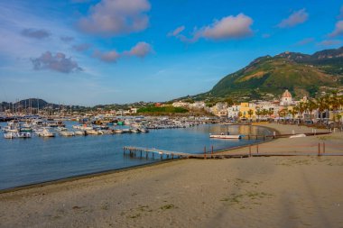 Ischia, İtalya, 22 Mayıs 2022: İtalya 'nın Ischia adasındaki Forio marinasında demirli tekneler.
