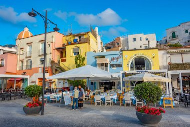 Ischia, İtalya, 22 Mayıs 2022: İtalya 'nın Ischia adasındaki Forio şehrinin renkli bir caddesinin görüntüsü .