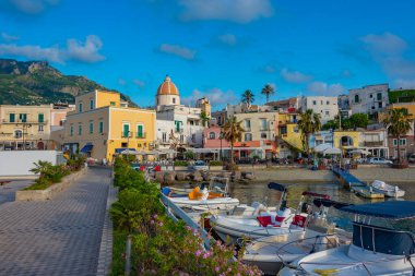 Ischia, İtalya, 22 Mayıs 2022: İtalya 'nın Ischia adasındaki Forio marinasında demirli tekneler.
