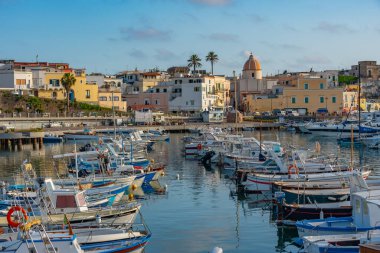 Ischia, İtalya, 22 Mayıs 2022: İtalya 'nın Ischia adasındaki Forio marinasında demirli tekneler.