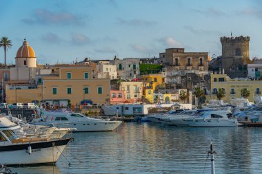 Ischia, İtalya, 22 Mayıs 2022: İtalya 'nın Ischia adasındaki Forio marinasında demirli tekneler.