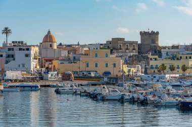 Ischia, İtalya, 22 Mayıs 2022: İtalya 'nın Ischia adasındaki Forio marinasında demirli tekneler.