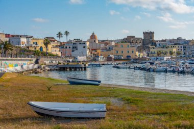 Ischia, İtalya, 22 Mayıs 2022: İtalya 'nın Ischia adasındaki Forio marinasında demirli tekneler.