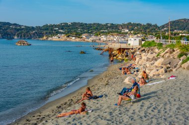 Ischia, İtalya, 22 Mayıs 2022: Spiaggia della Chiaia Forli, Ischia, İtalya.