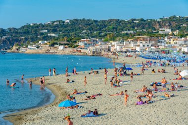 Ischia, İtalya, 22 Mayıs 2022: Spiaggia della Chiaia Forli, Ischia, İtalya.