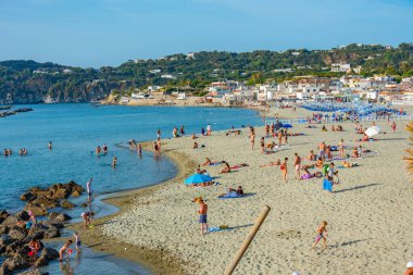 Ischia, İtalya, 22 Mayıs 2022: Spiaggia della Chiaia Forli, Ischia, İtalya.