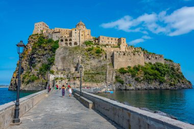 Ischia, İtalya, 22 Mayıs 2022 İtalyan adası Ischia açıklarında Castello Aragonese.