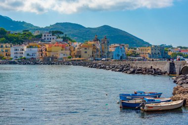 Ischia, İtalya, 22 Mayıs 2022: Porto d 'Ischia' nın deniz manzarası bir köprüden İtalya 'nın Ischia adasındaki Aragonese şatosuna kadar izlendi.