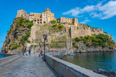 Ischia, İtalya, 22 Mayıs 2022 İtalyan adası Ischia açıklarında Castello Aragonese.
