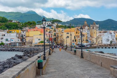 Ischia, İtalya, 22 Mayıs 2022: Porto d 'Ischia' nın deniz manzarası bir köprüden İtalya 'nın Ischia adasındaki Aragonese şatosuna kadar izlendi.