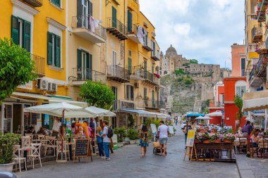 Ischia, İtalya, 22 Mayıs 2022: İtalya 'nın Ischia adasındaki Porto d' Ischia şehrinin renkli bir caddesinin görüntüsü .