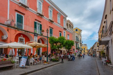 Ischia, İtalya, 22 Mayıs 2022: İtalya 'nın Ischia adasındaki Porto d' Ischia şehrinin renkli bir caddesinin görüntüsü .