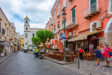 Ischia, İtalya, 22 Mayıs 2022: İtalya 'nın Ischia adasındaki Porto d' Ischia şehrinin renkli bir caddesinin görüntüsü .