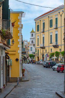 Ischia, İtalya, 22 Mayıs 2022: İtalya 'nın Ischia adasındaki Porto d' Ischia şehrinin renkli bir caddesinin görüntüsü .