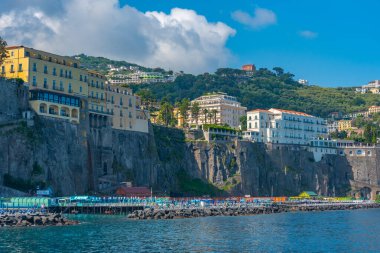 Sorrento, İtalya, 22 Mayıs 2022: İtalya 'nın Sorrento kentinin deniz manzarası.