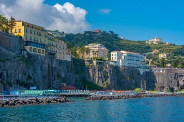 Sorrento, İtalya, 22 Mayıs 2022: İtalya 'nın Sorrento kentinin deniz manzarası.