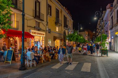 Sorrento, İtalya, 21 Mayıs 2022: Sorrento, İtalya 'nın merkezinden geçen insanların gece görüşü.