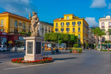 Sorrento, İtalya, 22 Mayıs 2022: Sorrento, İtalya 'nın merkezinde renkli bir caddenin görüntüsü.