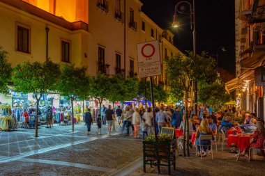 Sorrento, İtalya, 21 Mayıs 2022: Sorrento, İtalya 'nın merkezinden geçen insanların gece görüşü.