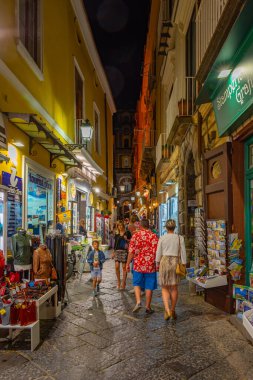 Sorrento, İtalya, 21 Mayıs 2022: Sorrento, İtalya 'nın merkezinden geçen insanların gece görüşü.