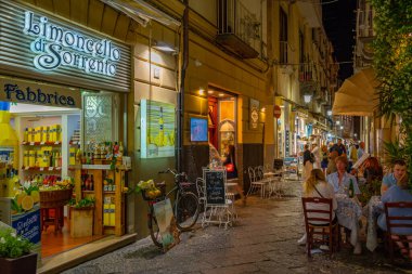 Sorrento, İtalya, 21 Mayıs 2022: Sorrento, İtalya 'nın merkezinden geçen insanların gece görüşü.