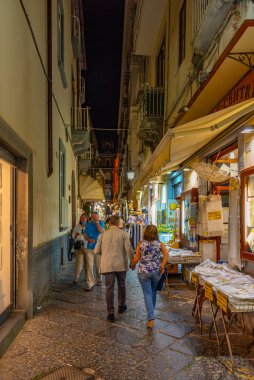 Sorrento, İtalya, 21 Mayıs 2022: Sorrento, İtalya 'nın merkezinden geçen insanların gece görüşü.