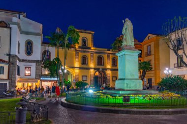 Sorrento, İtalya, 21 Mayıs 2022: Sorrento, İtalya 'daki Piazza Sant' Antonino 'nun Gece Görüşü.