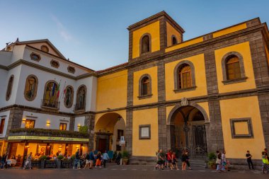 Sorrento, İtalya, 21 Mayıs 2022: Sorrento, İtalya 'daki Piazza Sant' Antonino 'nun Gece Görüşü.