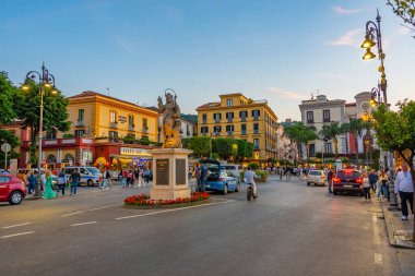 Sorrento, İtalya, 21 Mayıs 2022: Sorrento, İtalya 'nın merkezinden geçen insanların gece görüşü.