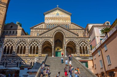 Amalfi, İtalya, 21 Mayıs 2022: İnsanlar İtalya 'nın Amalfi kentindeki Katedrali ziyaret ediyor.