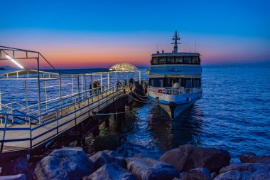 Sorrento, İtalya, 21 Mayıs 2022: Sorrento, İtalya 'daki marinada turist botu.