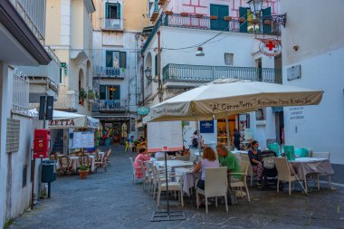 Amalfi, İtalya, 21 Mayıs 2022: İnsanlar İtalya 'nın eski Amalfi kentinde geziniyorlar.