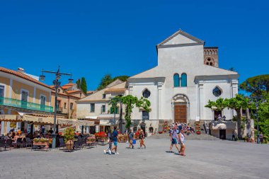 Ravello, İtalya, 21 Mayıs 2022: İnsanlar Ravello, İtalya 'daki Katedrali ziyaret ediyor.