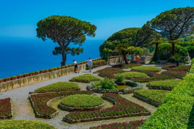 Ravello, İtalya, 21 Mayıs 2022: Ravello, İtalya 'daki Villa Rufolo' da renkli, simetrik bahçe.