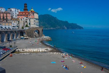 Atrani, İtalya, 21 Mayıs 2022: Atrani sahilinde güneşli bir gün, İtalya.